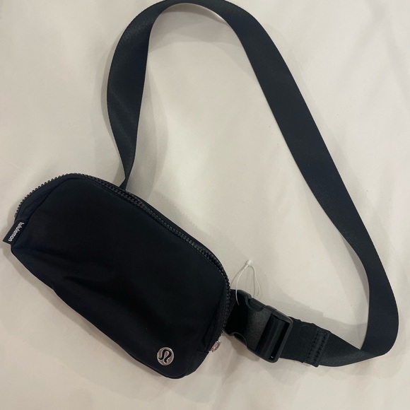 NEVER USED Lulu lemon belt bag - Picture 3 of 4